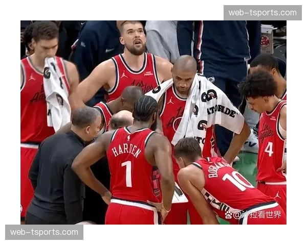 特写：最后一攻前，爵士主帅哈迪在战术板上快速擦写，向队员布置“双掩护电梯门”战术