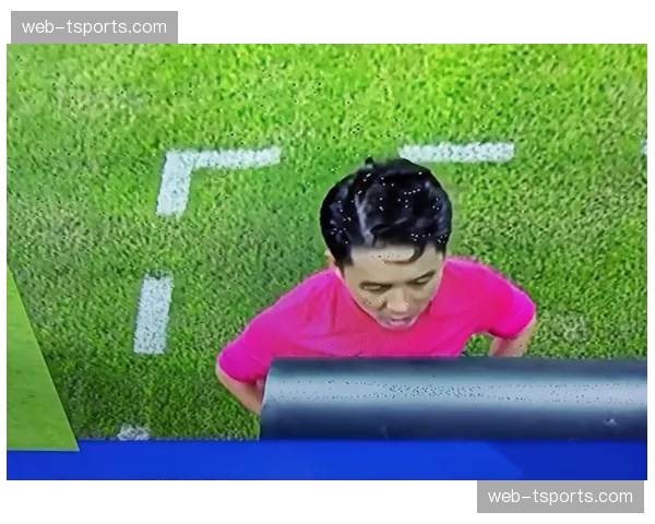 场边有趣一幕：对方门将大脚开球，客队教练因不满队员压迫速度而摔掉水瓶